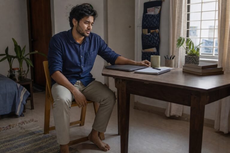 কাজের চাপের মাঝে গ্রাউন্ডিং অনুশীলন করছেন একজন বাংলাদেশি তরুণ